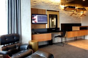 Zona de lounge sau bar la Century City Hotel Urban Square