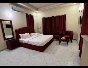 En eller flere senge i et værelse på Karwa Apt