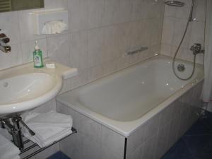 Ένα μπάνιο στο Hotel Garni Hostatt