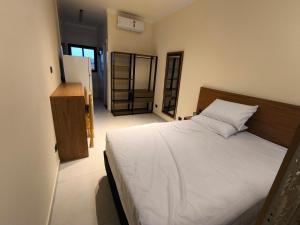 Centro comercial João Batista Julião في غوارويا: غرفة نوم بها سرير أبيض كبير في الغرفة