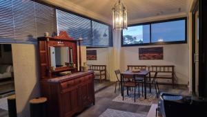 comedor con espejo y mesa en Stay at 64 Omeya, en Windhoek