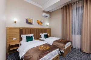 En eller flere senge i et værelse på Royal Sebzor Expo Hotel
