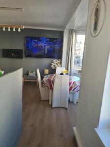 Μια τηλεόραση ή/και κέντρο ψυχαγωγίας στο Appartement avec parking 50 m de la mer