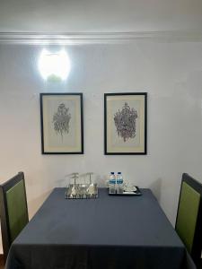 ラゴスにあるThe Angel Hotel Lagosの青いテーブルクロスがかけられたテーブルと2本の水のボトル