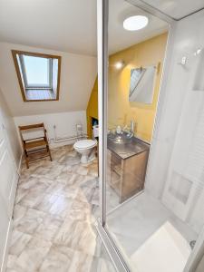 Ένα μπάνιο στο Maison auvergnate pleine de charme, Pleaux, 5 pers +24 φωτογραφίες