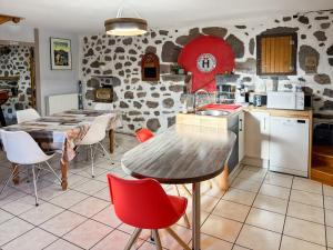 Η κουζίνα ή μικρή κουζίνα στο Maison auvergnate pleine de charme, Pleaux, 5 pers