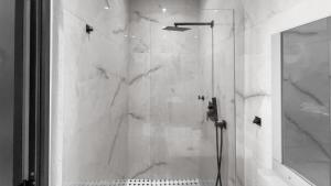 Ένα μπάνιο στο Hyde Park 4 Comfy Apt With Parking in San Juan