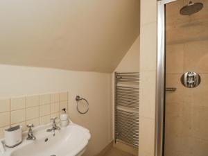 Koupelna v ubytování The Old Hall + 42 fotografií