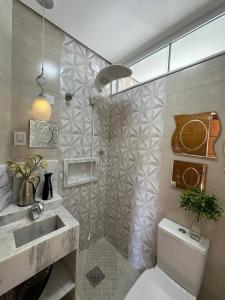 un bagno con wc, lavandino e doccia di Charmoso apt Milao c garagem no centro a Serra Negra