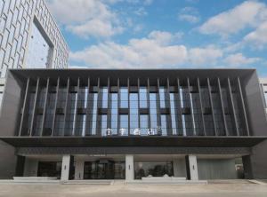 een gebouw met veel ramen bij JI Hotel Wuhan Guanggu 3rd Road in Wuhan