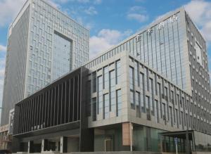 een groot kantoorgebouw met veel ramen bij JI Hotel Wuhan Guanggu 3rd Road in Wuhan