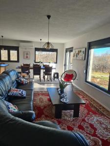 Villa Aria في Bosanska Krupa: غرفة معيشة بها أريكة وطاولة