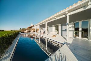 una casa con piscina accanto a una casa di Villa Verso Comporta - NEW! a Monte da Carrasqueira