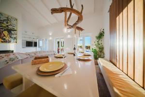una sala da pranzo con un tavolo bianco e un'atmosfera da sala da pranzo di Villa Verso Comporta - NEW! a Monte da Carrasqueira