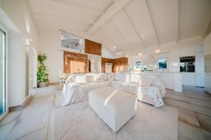 un ampio soggiorno con due letti e una cucina di Villa Verso Comporta - NEW! a Monte da Carrasqueira