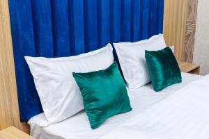 En eller flere senge i et værelse på Royal Sebzor Expo Hotel