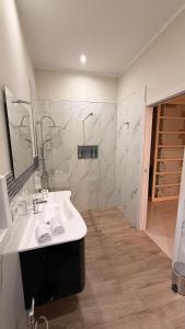 Koupelna v ubytování Xenia Boutique Apartment + 28 fotografií