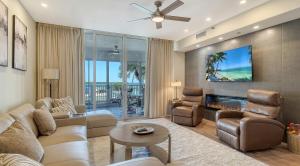 een woonkamer met een bank en een open haard bij Waterfront, Spa/Pool, Private Paradise On LBK! in Longboat Key
