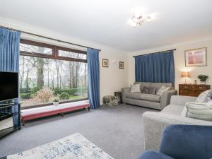 ein Wohnzimmer mit Sofa und Fernseher in der Unterkunft Beech Brae in Kendal