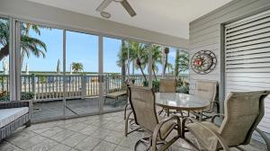 een eetkamer met een tafel en stoelen op een balkon bij Waterfront, Spa/Pool, Private Paradise On LBK! in Longboat Key