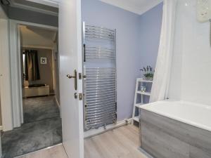 ein Badezimmer mit Dusche und Waschbecken in der Unterkunft Beech Brae in Kendal + 50 Fotos