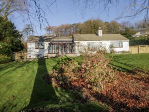 ein großes weißes Haus mit einem Garten davor in der Unterkunft Beech Brae in Kendal
