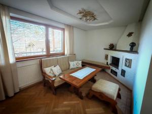 a living room with a table and a couch at Ferienwohnung Doppelreiter in Ebbs