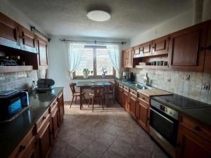 Ferienwohnung Doppelreiter في ابسي: مطبخ بدولاب خشبي وطاولة ونافذة