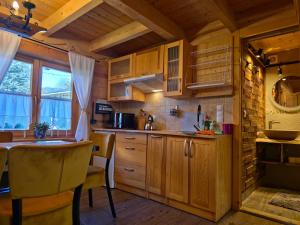 Η κουζίνα ή μικρή κουζίνα στο Chata w Rabce - Bajkowa Osada