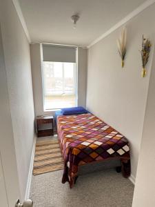 En eller flere senge i et værelse på PIEZA EN CONDOMINIo