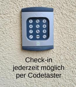 un telecomando seduto sul lato di un muro di Apartment Drachennest mit Kochnische & Bad a Swisttal Altre 3 foto