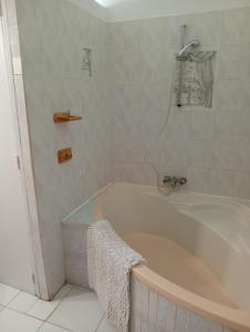 Ένα μπάνιο στο Les jardins de VALENTIN 2