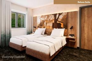 two beds in a bedroom with a painting on the wall at Hotel Zur Post in Ismaning