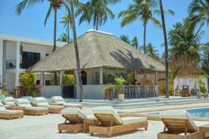 een resort met ligstoelen en een zwembad bij Mawimbi Zanzibar in Paje