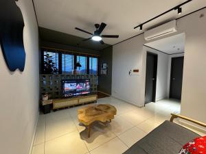 TV/trung tâm giải trí tại Chic Homestay with Mini Cafeteria at Gamuda Garden