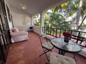 uma varanda com uma mesa e cadeiras e um sofá em Condo 1bdr 1bth with garden em Punta Cana mais 1 fotografia