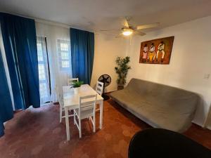 uma sala de estar com uma cama e uma mesa em Condo 1bdr 1bth with garden em Punta Cana