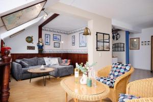 een woonkamer met een bank en een tafel bij Deichweg 33 Käptns Kajüte in Kalifornien