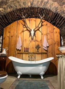 Ένα μπάνιο στο Tôlluste Villa