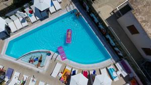 Bazén v ubytovaní AGRELLI Hotel & Suites alebo v jeho blízkosti