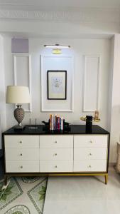 Η βιβλιοθήκη του διαμερίσματος