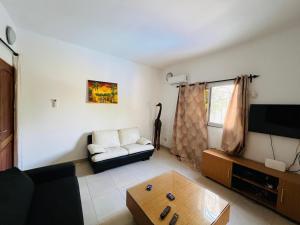 TV a/nebo společenská místnost v ubytování Maison de vacances