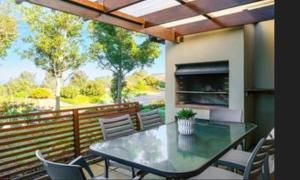 En balkon eller terrasse på Oubaai golf eatate