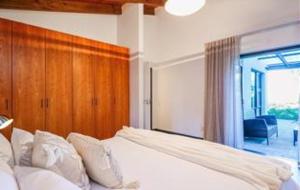 En eller flere senge i et værelse på Oubaai golf eatate