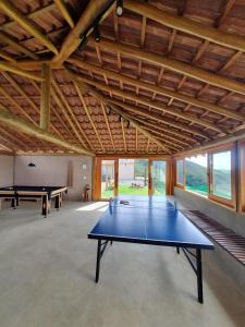 Serra, Beach tennis e Piscina في باتي دو ألفيريس: غرفة كبيرة فيها طاولة تنس طاولة +52 صورة