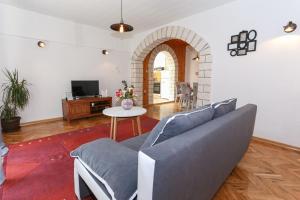 Apartment Mariniva في قشتيلا: غرفة معيشة مع أريكة وطاولة