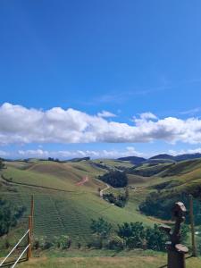 Serra, Beach tennis e Piscina في باتي دو ألفيريس: منظر للتلال المتدحرجة لكروم العنب