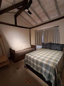 Serra, Beach tennis e Piscina في باتي دو ألفيريس: غرفة نوم مع سرير وبطانية مقلية ونافذة