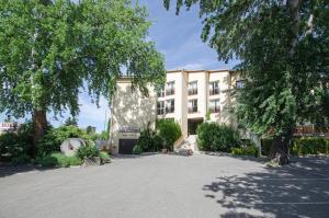 Budova, kde se hotel nachází + 12 fotografií