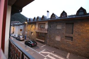 una vista de una calle con coches estacionados frente a los edificios en Apartamento Moderno a 5 min del Funicamp, 1-2, en Encamp